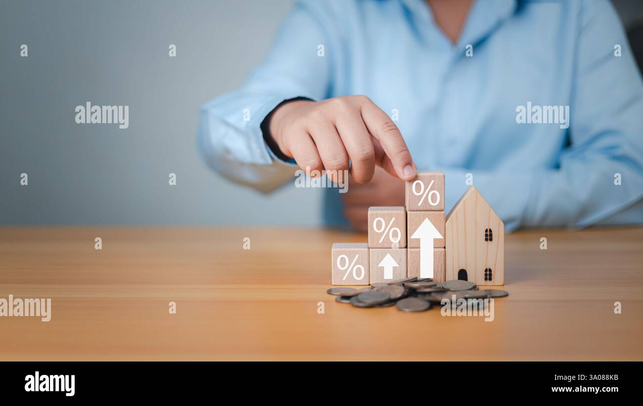 Casa con denaro, simbolo della pianificazione fiscale, concetto di finanza o rifinanziamento immobiliare, flusso di cassa immobiliare, flusso di cassa immobiliare, risparmio di denaro per reti Foto Stock