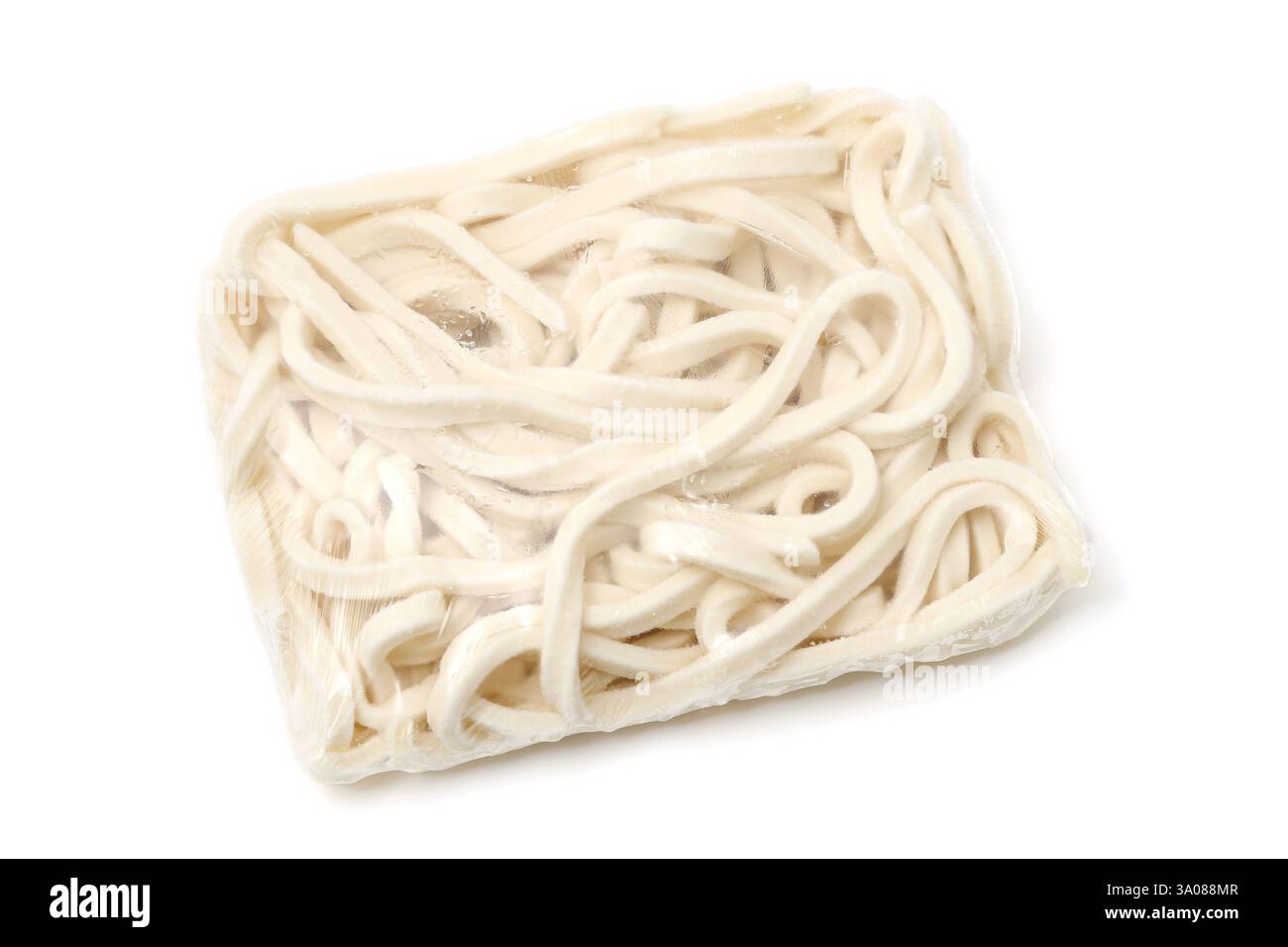 Cibo giapponese, tagliatelle Udon congelate confezionate su sfondo bianco Foto Stock