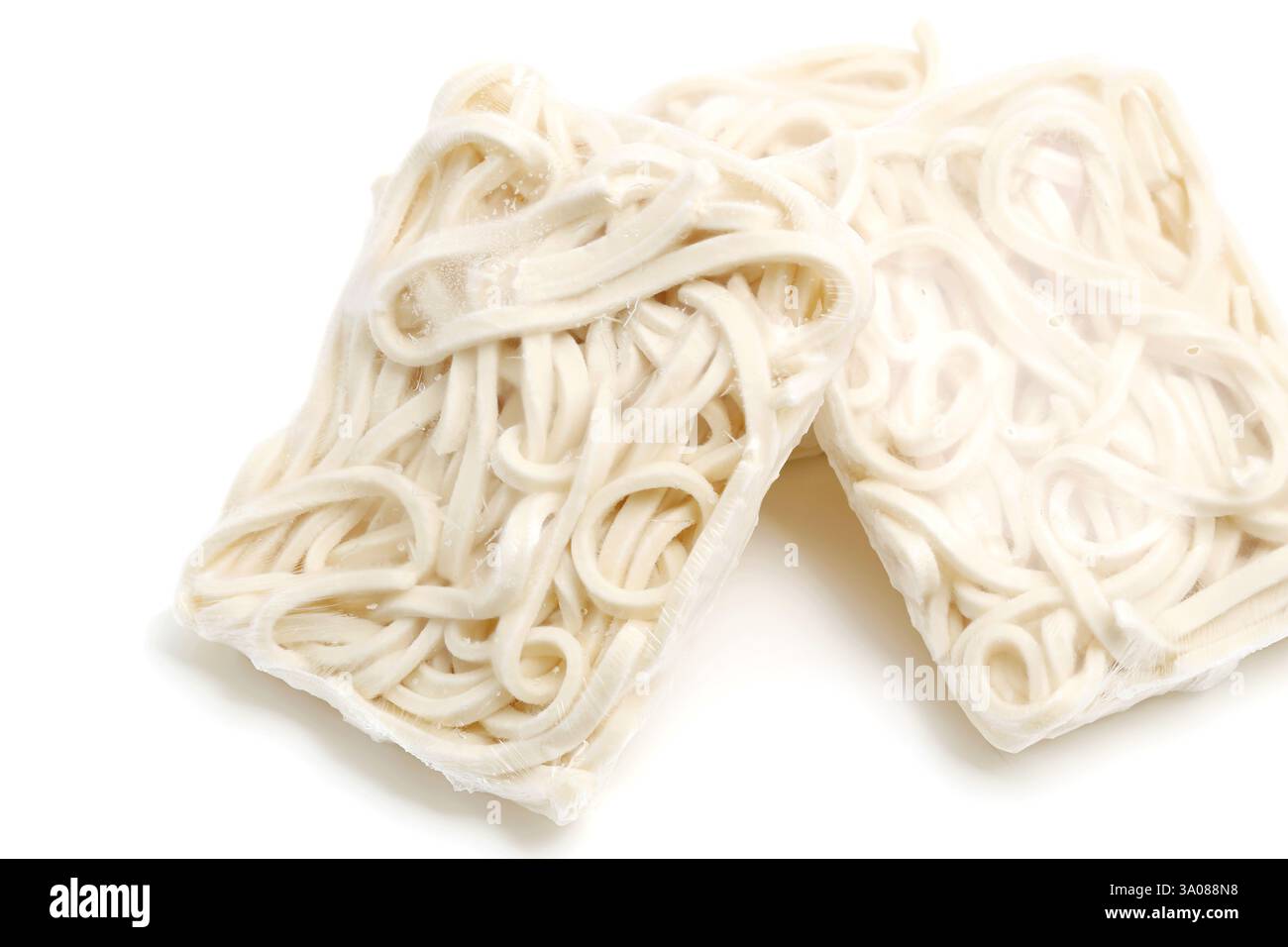 Cibo giapponese, tagliatelle Udon congelate confezionate su sfondo bianco Foto Stock