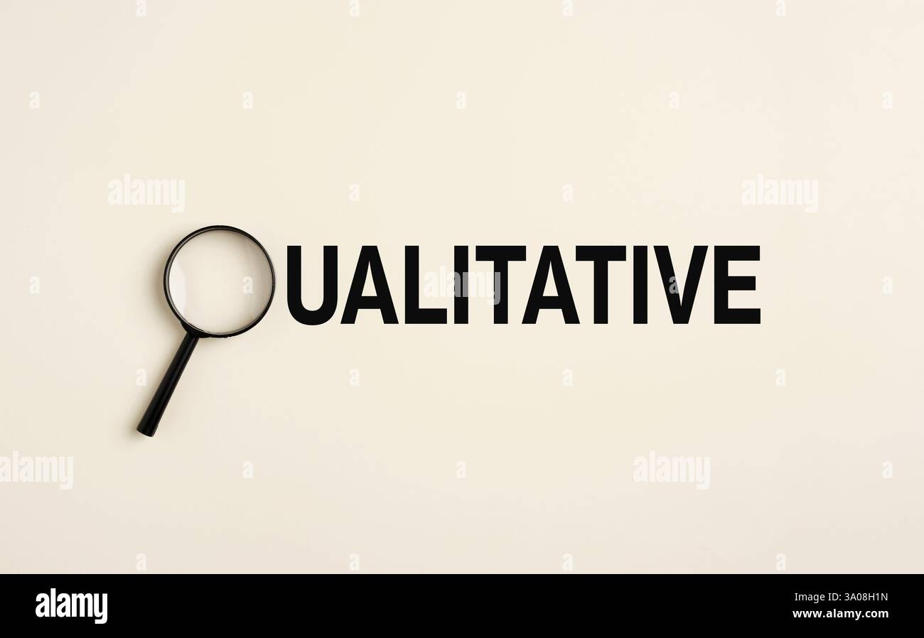 Concetto di ricerca qualitativa con una lente d'ingrandimento che mette in evidenza la parola qualitativa, enfatizzando l'analisi e la comprensione nella scienza sociale Foto Stock