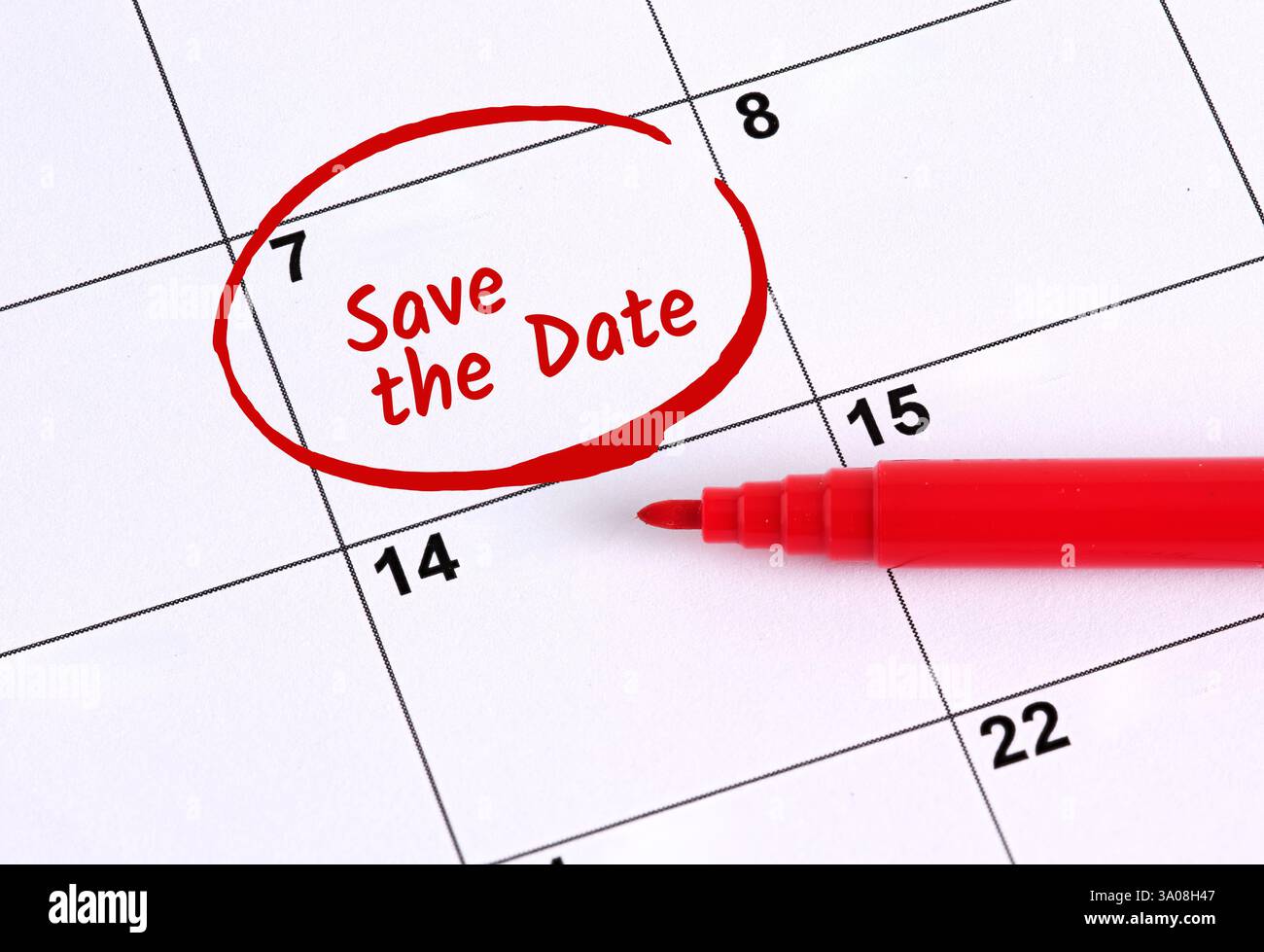 Calendario con salvare la data cerchiata con pennarello rosso e rosso che indica un appuntamento o un evento importante Foto Stock