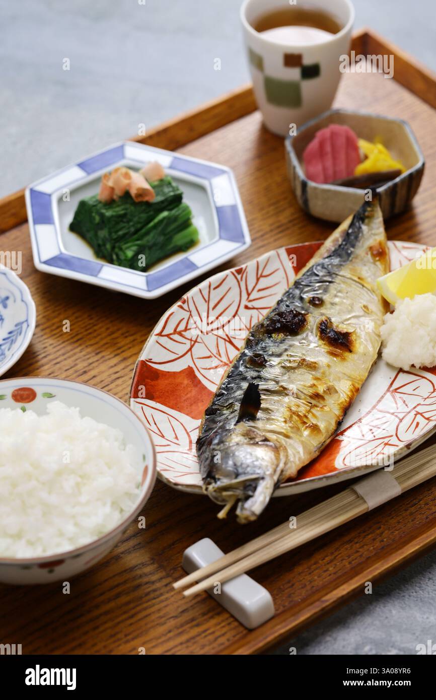 Menu fisso di pesce alla griglia giapponese, zuppa e tre piatti, tra cui sgombro secco. Foto Stock