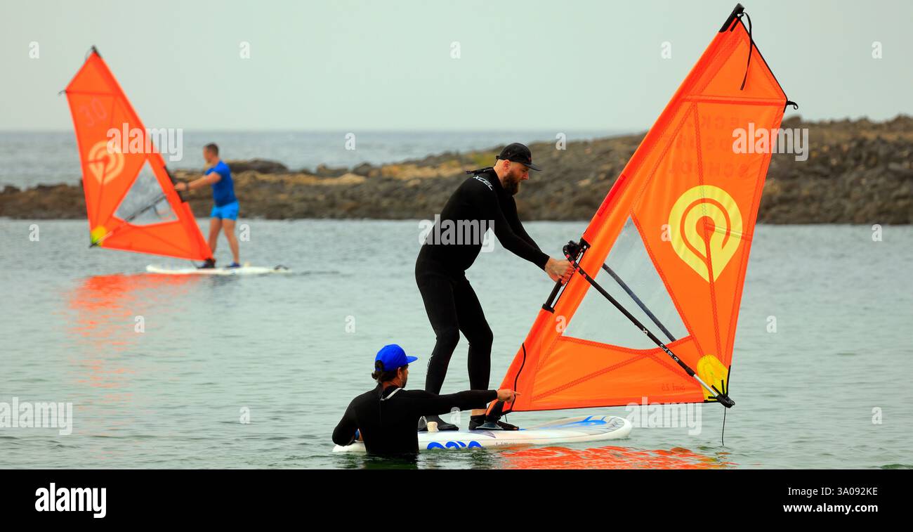 Lezioni di windsurf a El Cotillo, Fuerteventura. Preso il 2024 dicembre. Inverno Foto Stock