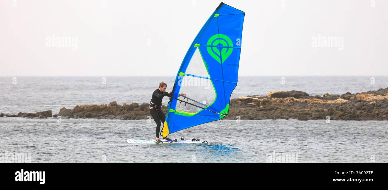 Lezioni di windsurf a El Cotillo, Fuerteventura. Preso il 2024 dicembre. Inverno Foto Stock