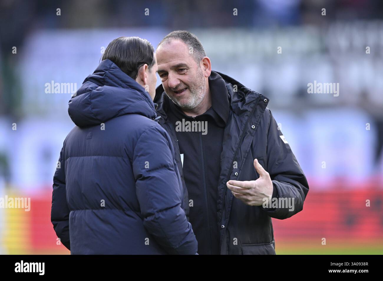 Coach Frank Schmidt 1. FC Heidenheim 1846 FCH in conversazione con il coach Gerardo Seoane Borussia Moenchengladbach BMG Voith-Arena, Heidenheim, Baden-W. Foto Stock