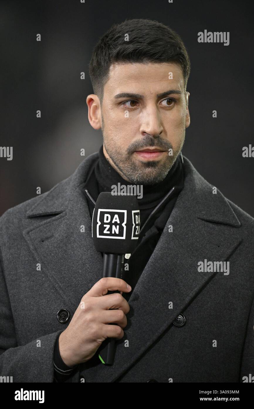 DAZN TV esperto Sami Khedira in un'intervista microfono microfono Ritratto logo MHPArena, MHP Arena Stuttgart, Baden-Wuerttemberg, Germania, Europa Foto Stock