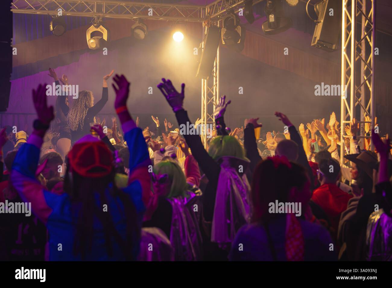 Il pubblico alza le mani in uno spirito gioioso durante un concerto, un carnevale, Schlagerkuchen Donzdorf, distretto di Goeppingen, Germania, Europa Foto Stock
