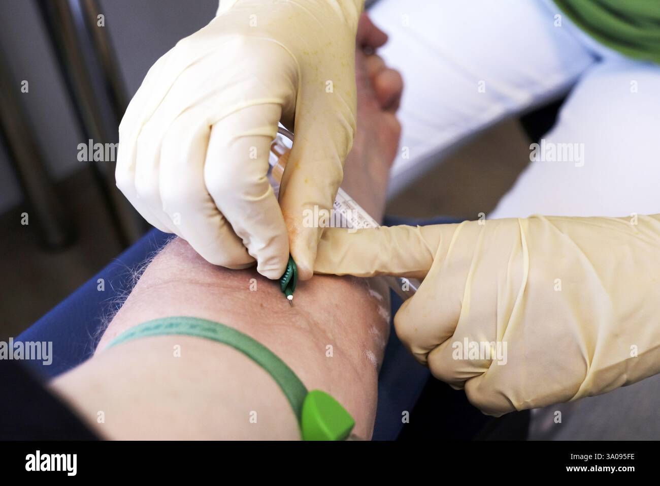 Prelievo di sangue in ospedale, donazione di sangue, donatore di sangue, donare sangue, valori ematici, controllo sanitario, chirurgia del medico, test di laboratorio, colesterolo, c Foto Stock