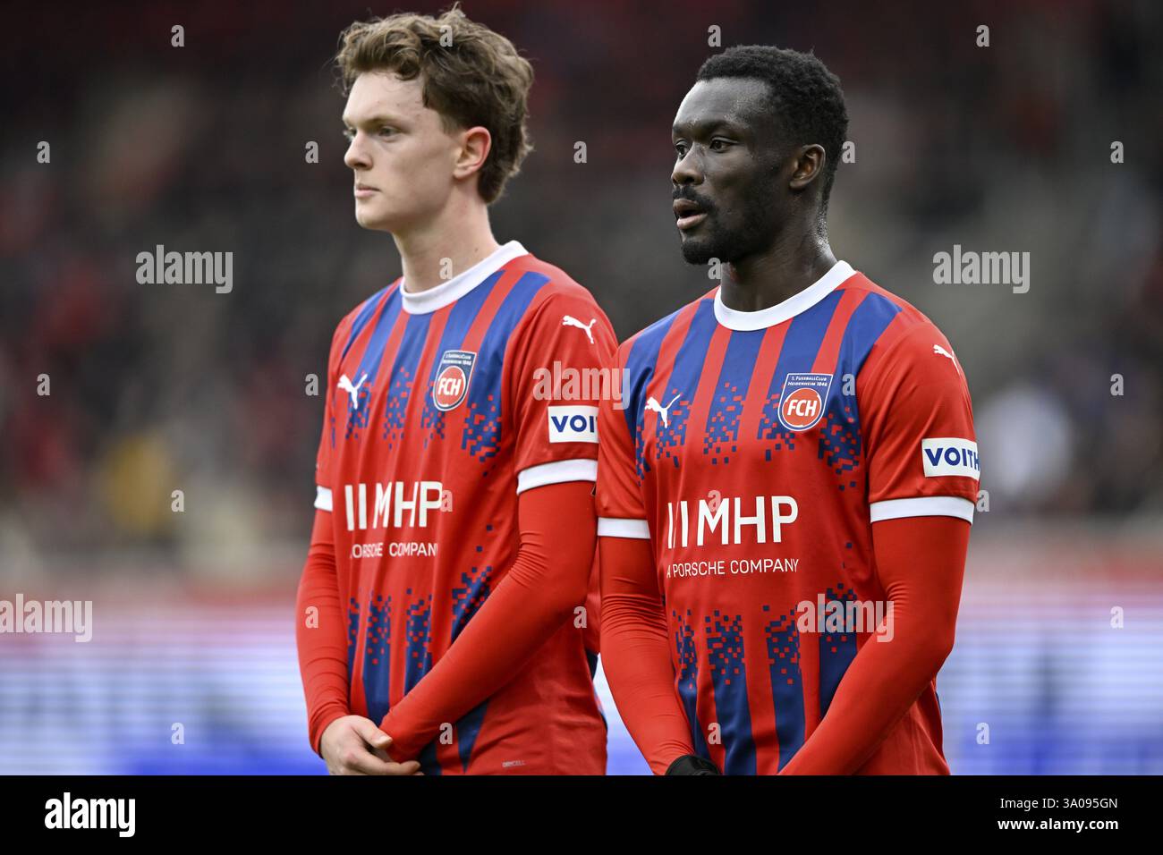 Paul Wanner 1. FC Heidenheim 1846 FCH (10) Sirlod Conteh 1. FC Heidenheim 1846 FCH (31) forma il muro di fronte al calcio di punizione, Voith-Arena, Heidenheim, Bade Foto Stock