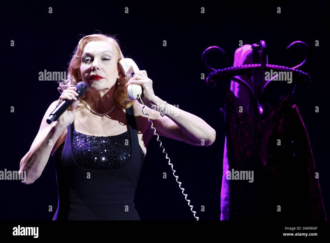 Ute Lemper: Rendezvous con Marlene, spettacolo al Deutsches Theater, Berlino, 28.02.2025 Foto Stock