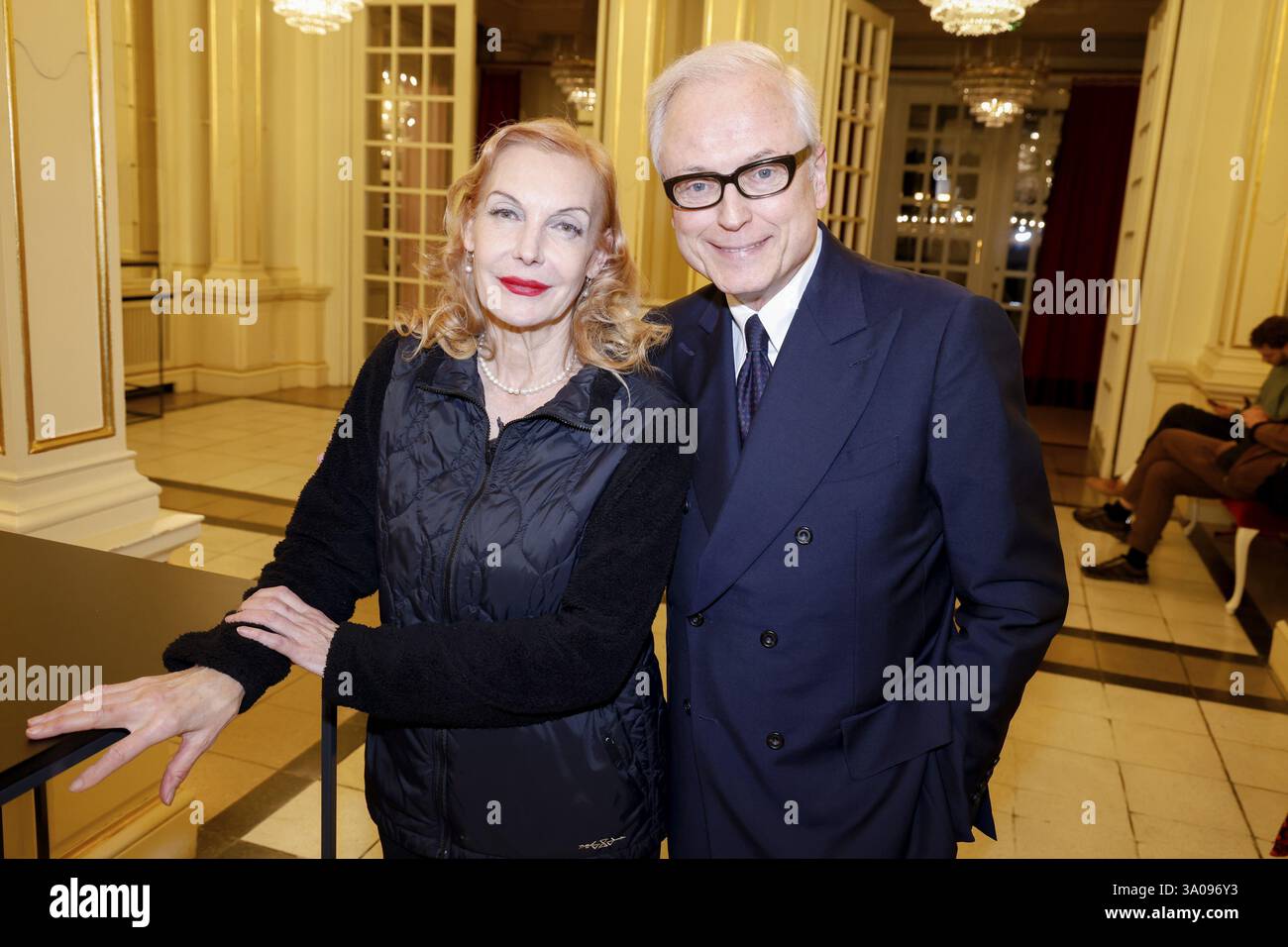 Hans Juergen Schatz per la sessione autografa - Ute Lemper Rendezvous con Marlene al Deutsches Theater su 28.02.2025 Foto Stock