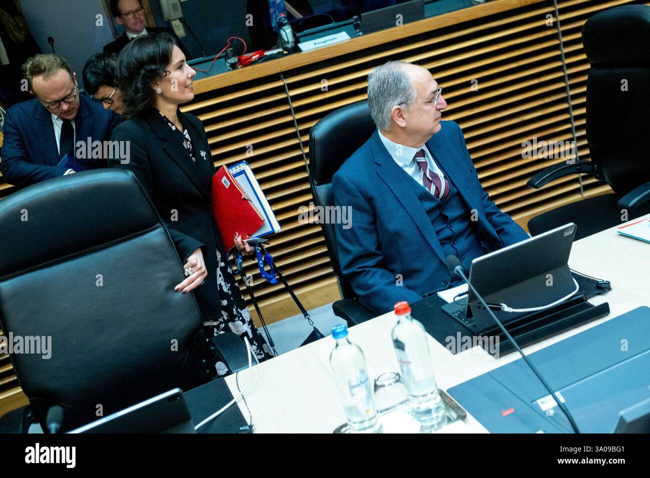Commissario europeo per l'uguaglianza e la preparazione e la gestione delle crisi Hadja Lahbib e Commissario europeo per la pesca e l'oceano Kostas Kadis duri Foto Stock