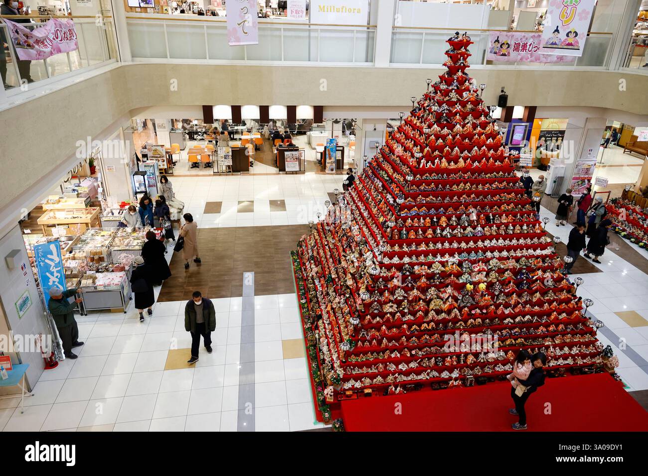 Saitama, Giappone. 3 marzo 2025. Una grande piramide di bambole alta 7 metri è in mostra al centro commerciale Elumi Kounosu il 3 marzo 2025 a Saitama, Giappone. Circa 1.800 bambole Hina-ningyo realizzate disposte su 31 livelli sono esposte per celebrare Hinamatsuri o festa delle ragazze, onorando la tradizione di desiderare la salute e la felicità delle figlie. Konosu City, conosciuta come ''Doll Town'' per la sua ricca storia di fabbricazione di bambole, ospita questa mostra annuale dal 19 febbraio all'8 marzo. Crediti: Rodrigo Reyes Marin/AFLO/Alamy Live News crediti: Aflo Co. Ltd./Alamy Live News Foto Stock