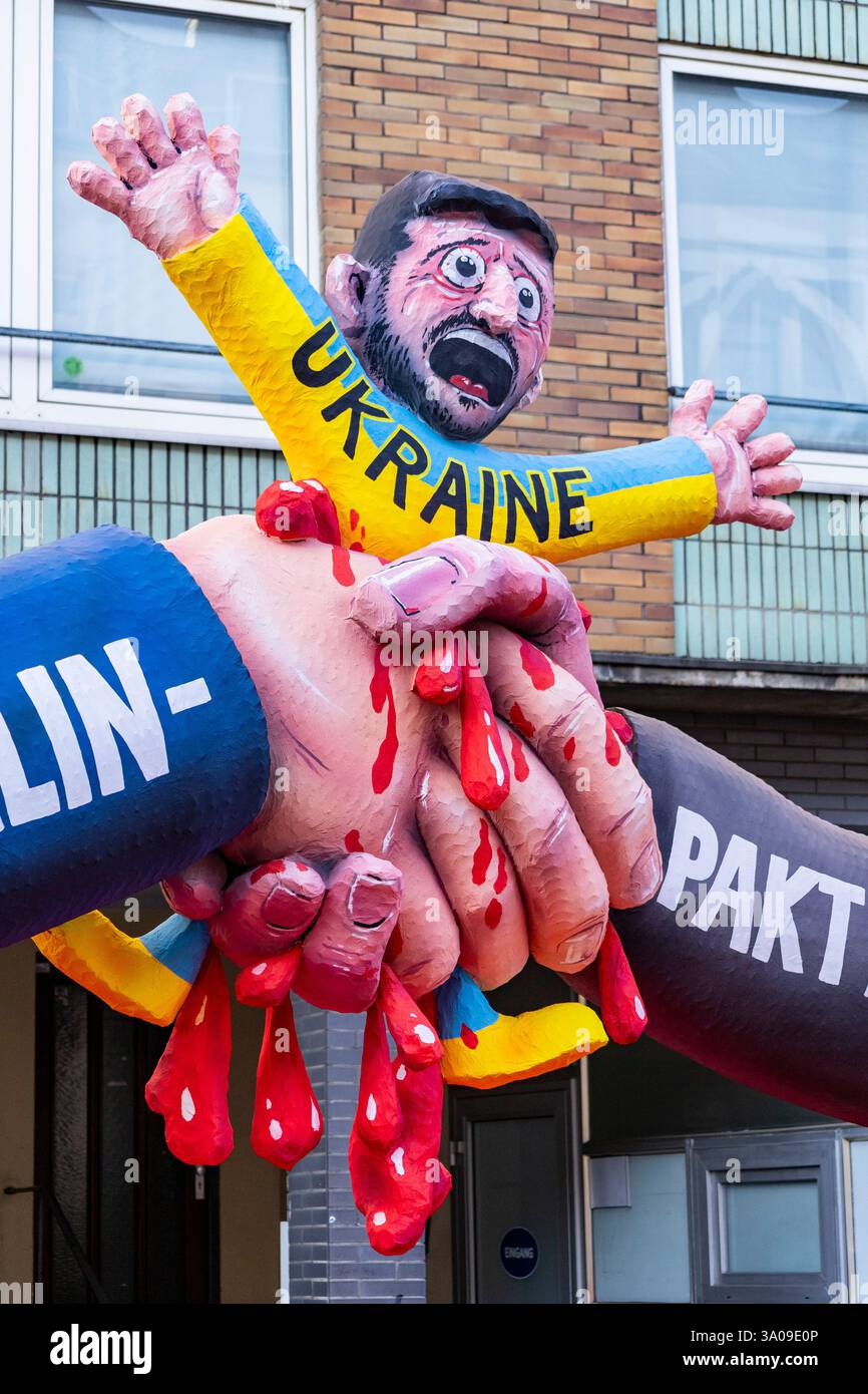Dusseldorf, Germania. 3 marzo 2025. Carri di carnevale politici del designer Jacques Tilly. Hitler-Stalin-Pakt 2,0. Putin e Trump tirano fuori Volodymyr Zelenskyy. Foto: Immagini vibranti/Alamy Live News Foto Stock