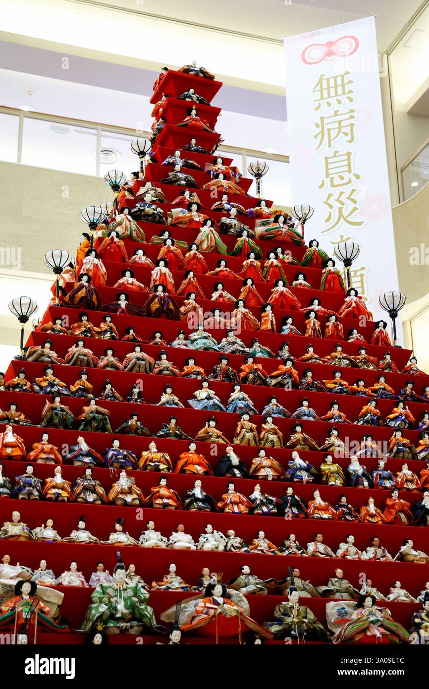 Saitama, Giappone. 3 marzo 2025. Una grande piramide di bambole alta 7 metri è in mostra al centro commerciale Elumi Kounosu il 3 marzo 2025 a Saitama, Giappone. Circa 1.800 bambole Hina-ningyo realizzate disposte su 31 livelli sono esposte per celebrare Hinamatsuri o festa delle ragazze, onorando la tradizione di desiderare la salute e la felicità delle figlie. Konosu City, conosciuta come ''Doll Town'' per la sua ricca storia di fabbricazione di bambole, ospita questa mostra annuale dal 19 febbraio all'8 marzo. Crediti: Rodrigo Reyes Marin/AFLO/Alamy Live News crediti: Aflo Co. Ltd./Alamy Live News Foto Stock