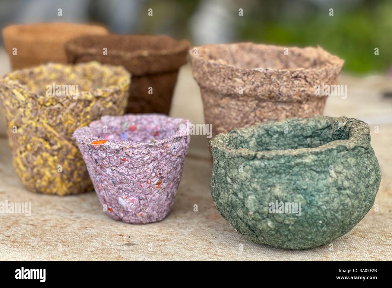 primo piano di vasi ecologici realizzati con materiali rinnovabili come cocco di cocco, mate, caffè macinato o legno riciclato. e carta Foto Stock