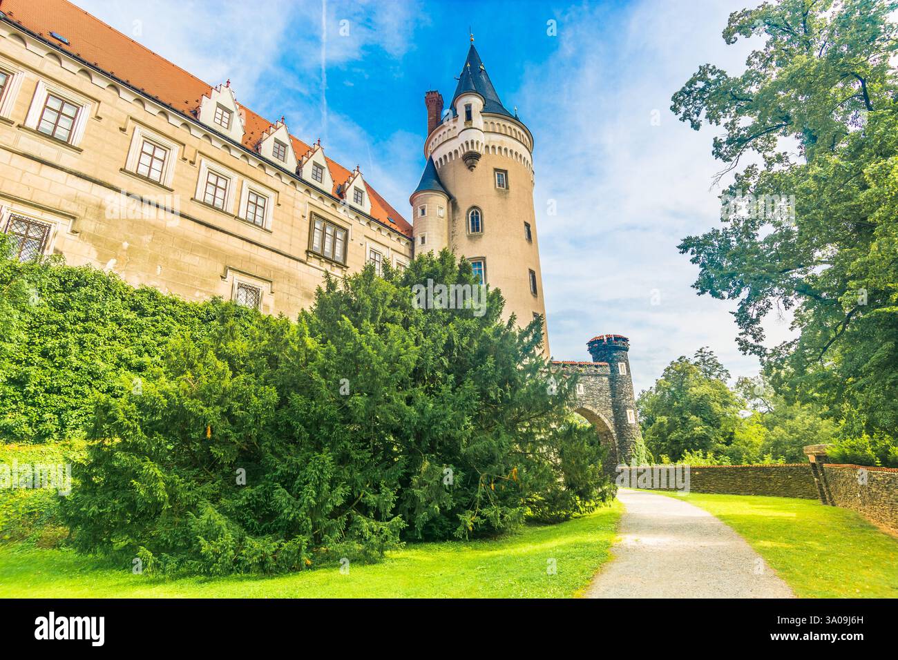 Sentieri panoramici e percorsi a piedi intorno al castello di Zleby, Repubblica Ceca Foto Stock