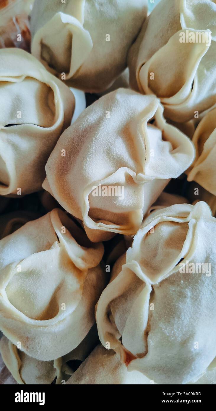 Gnocchi russi fatti a mano, produzione. I gnocchi crudi sono stati collocati su un tavolo da cucina in legno. Foto Stock