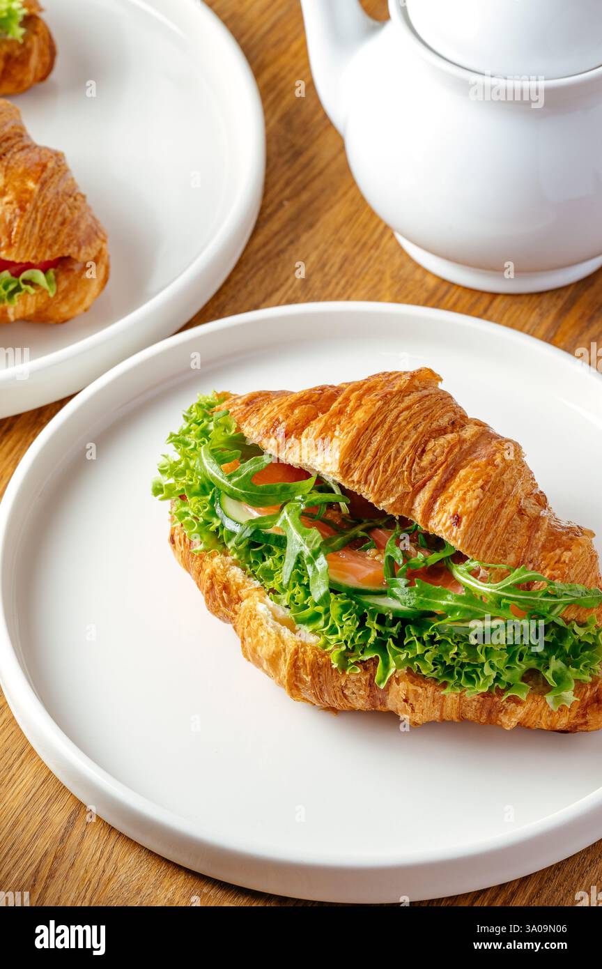 croissant con salmone ed erbe aromatiche Foto Stock