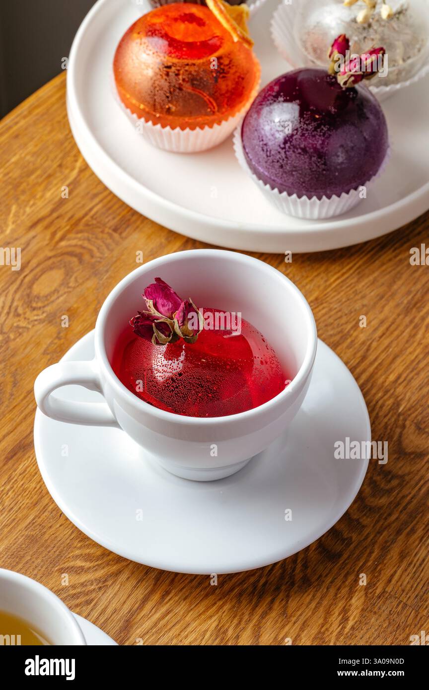 tè alla frutta congelato in una tazza Foto Stock