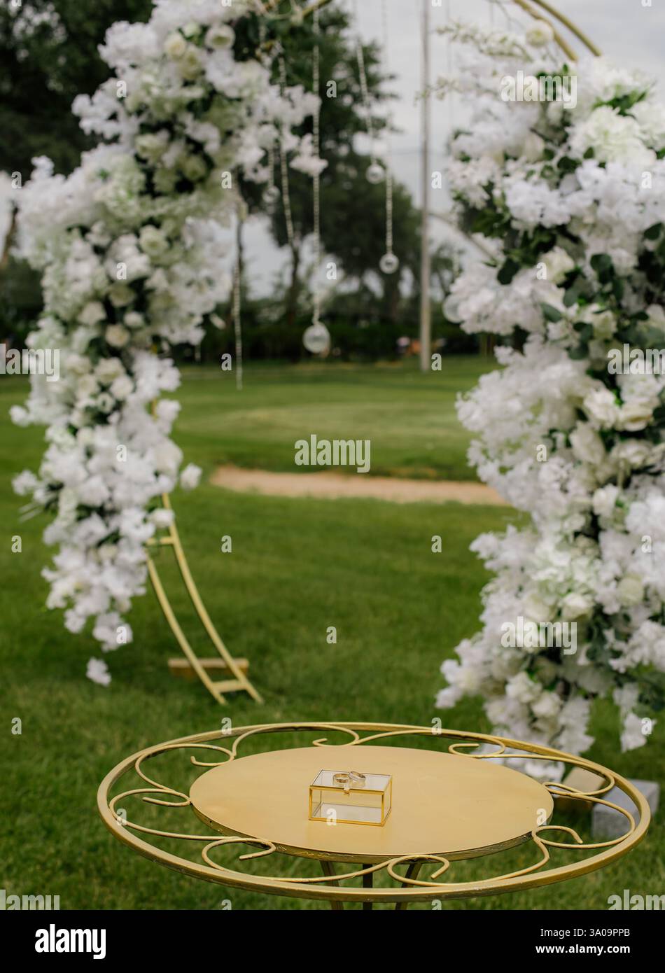 il giorno del matrimonio. arco di fiori, anelli per gli amanti Foto Stock