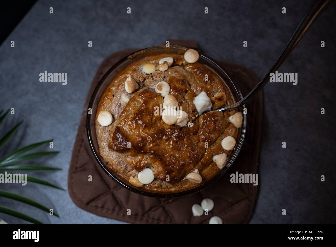 Avena al forno in velluto rosso ad alta proteina con cioccolato bianco, vista dall'alto Foto Stock