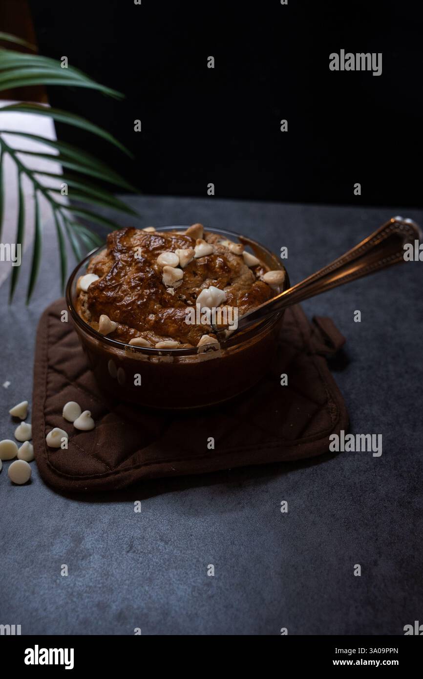 Avena cotta al forno in velluto rosso ad alta proteina con cioccolato bianco e cucchiaio Foto Stock