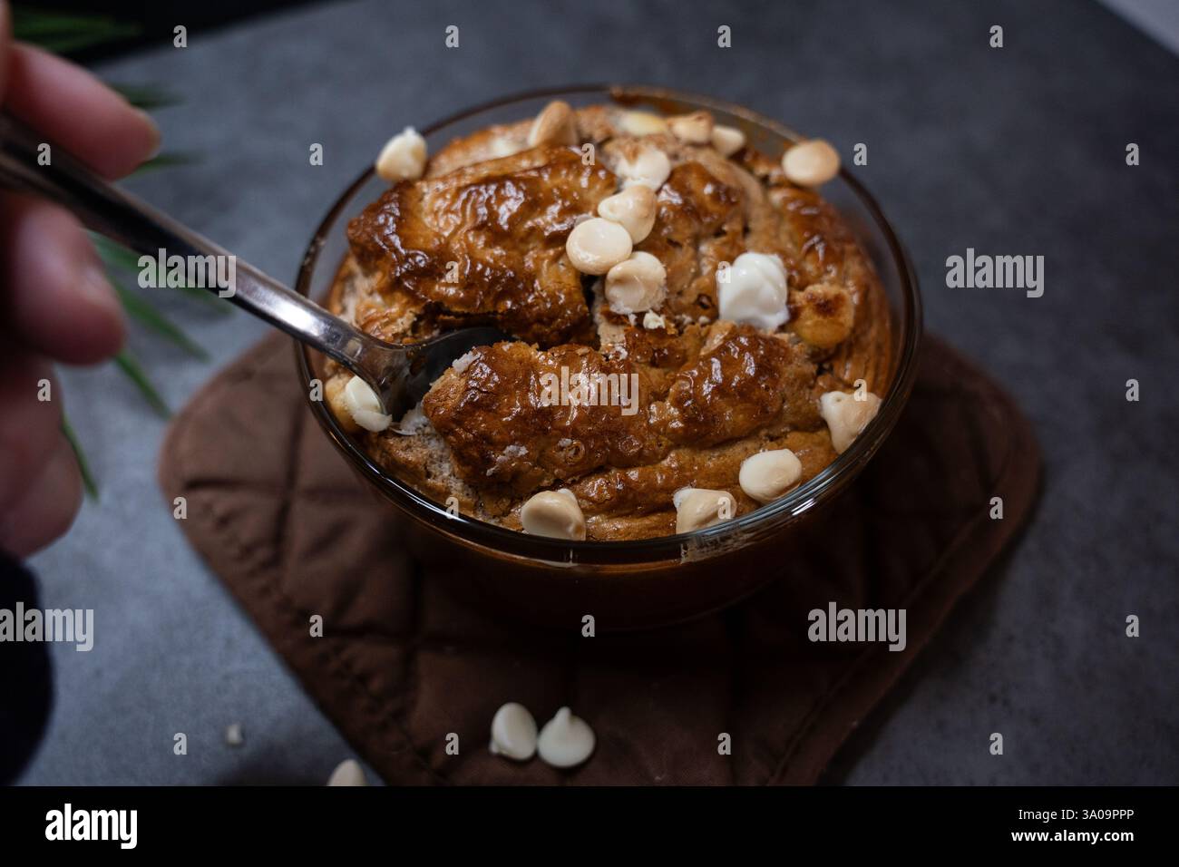 Prendere un morso caldo di avena cotta al forno in velluto rosso altamente proteico Foto Stock