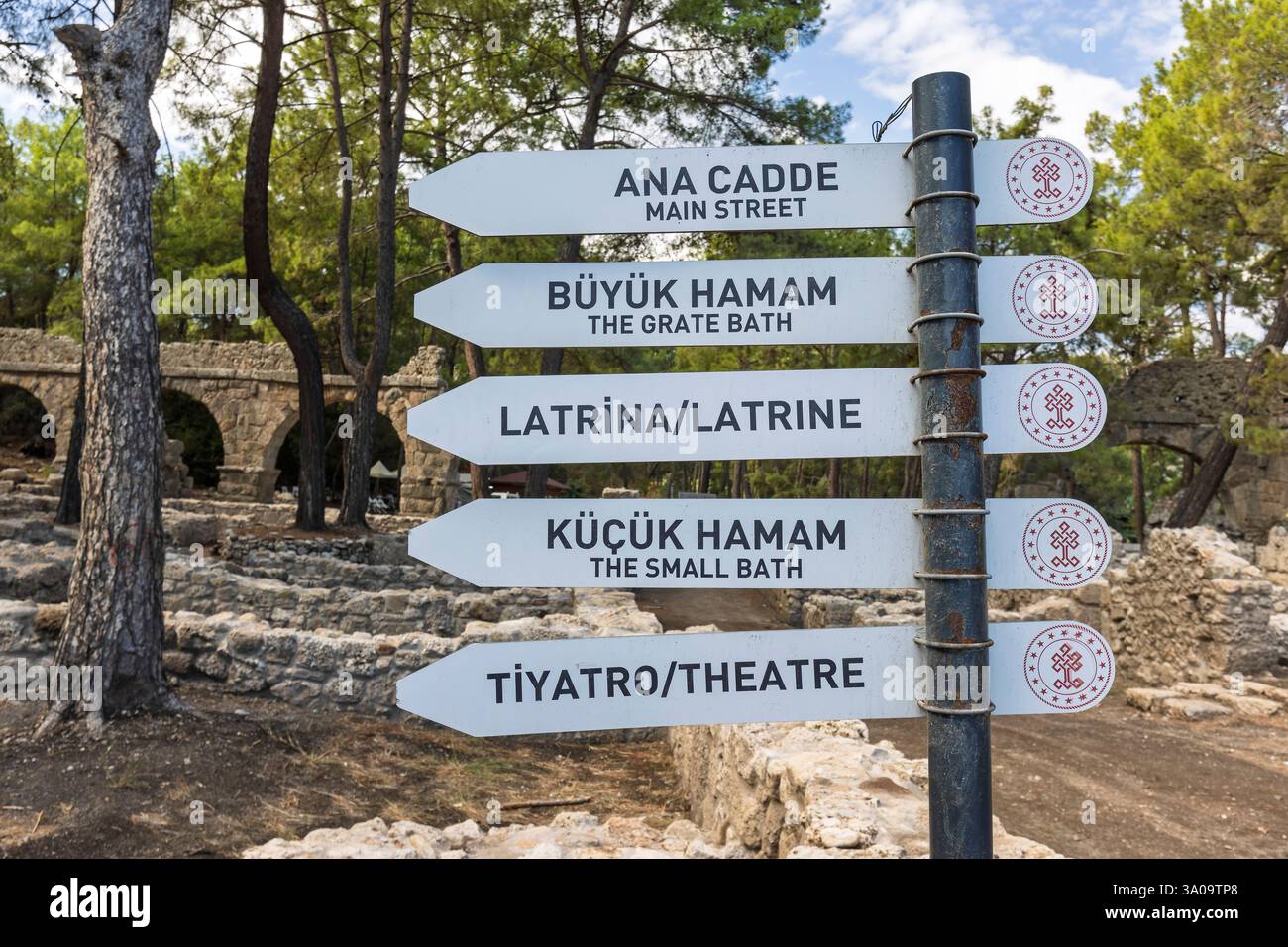 Famose rovine turistiche di Phaselis o Faselis in Turchia, era una città greca e romana sulla costa dell'antica Licia. Foto Stock