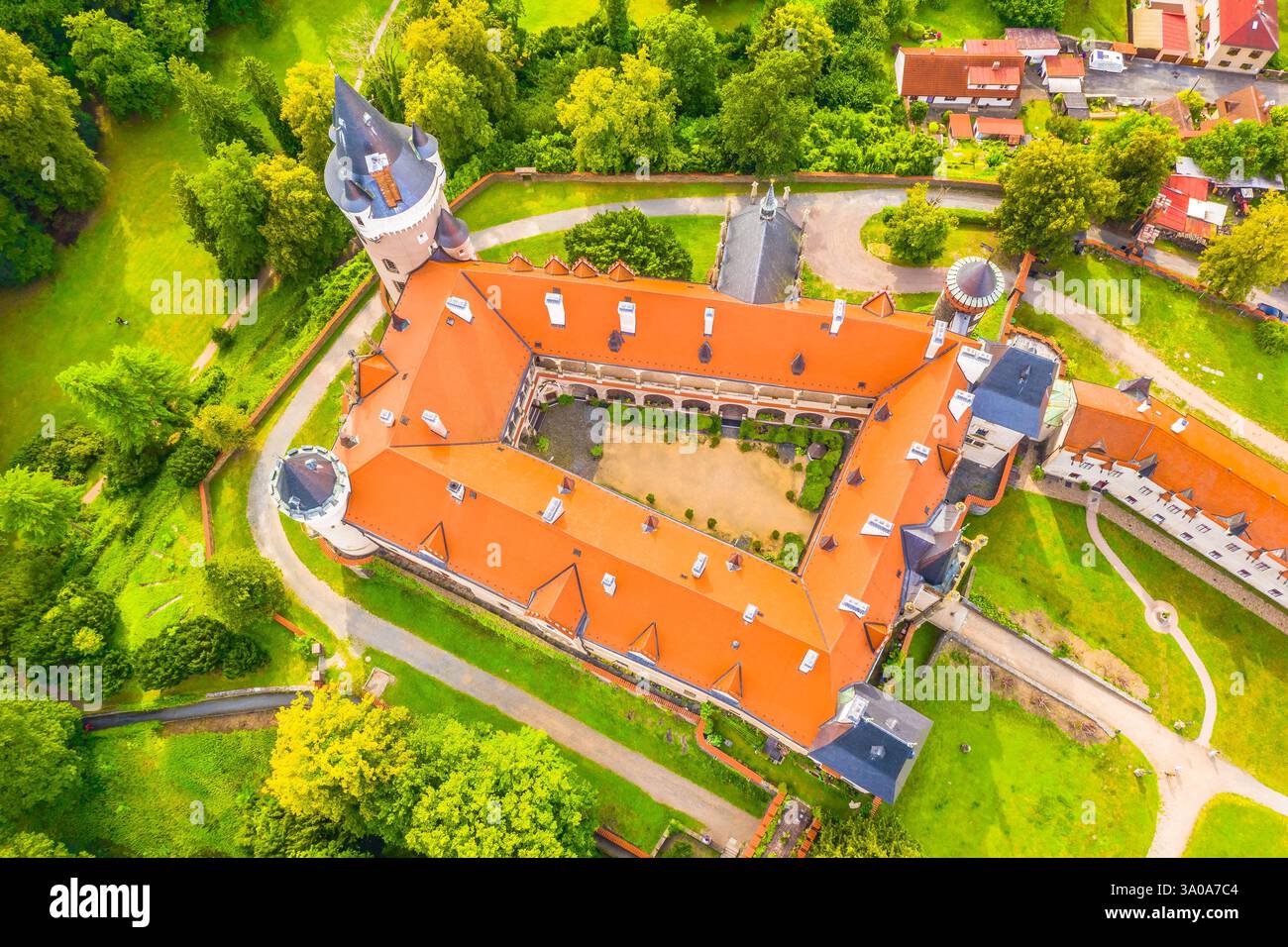 Una vista aerea mozzafiato del Castello di Zleby nella Repubblica Ceca, che mostra la sua maestosa architettura, torrette torrette torrette torreggianti e dintorni lussureggianti Foto Stock