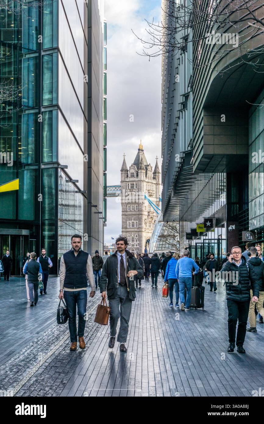 Tower Bridge visto tra gli edifici degli uffici di More London Place, Southwark. Foto Stock