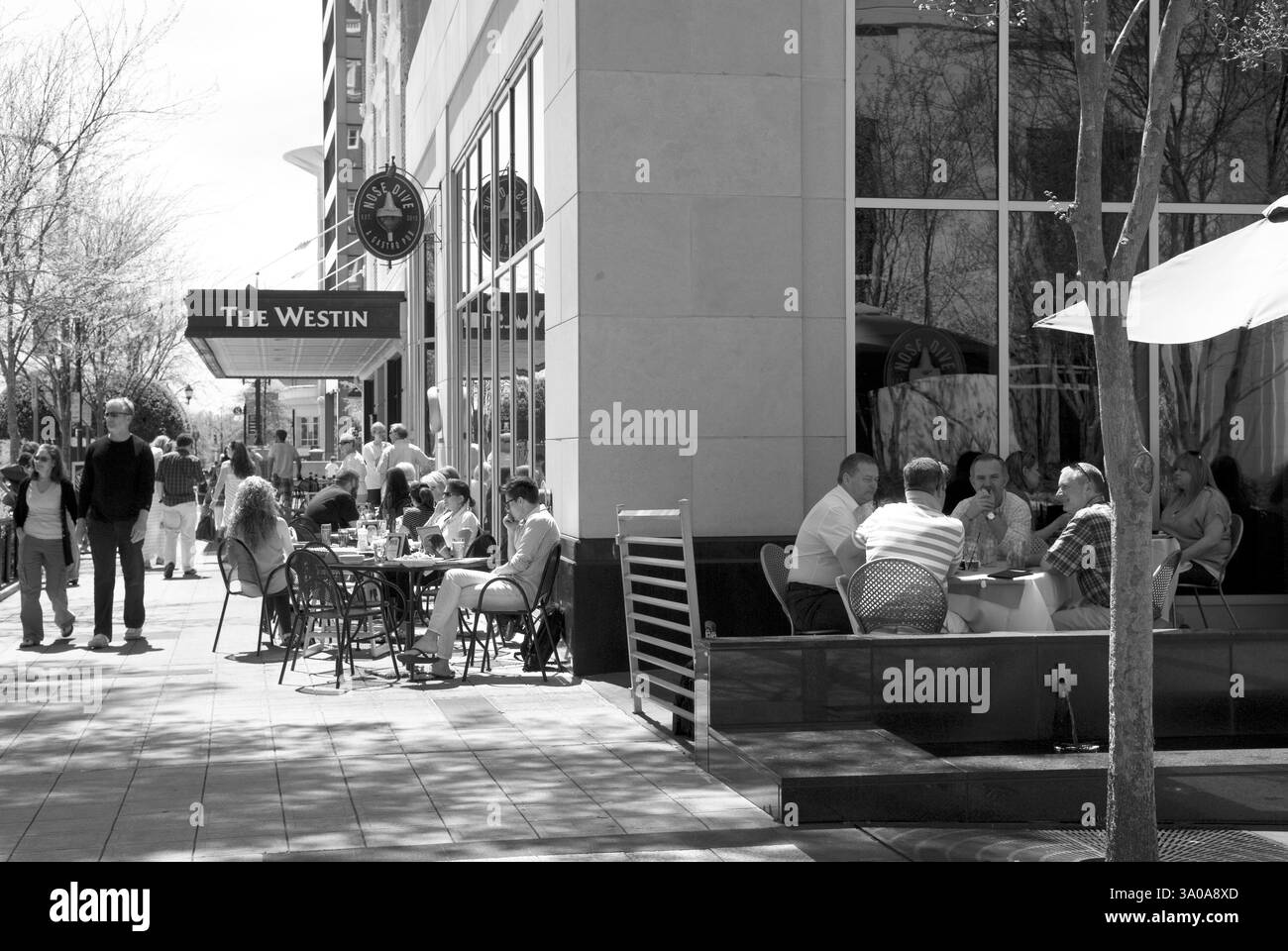 Vivace caffetteria sul marciapiede nel centro di Greenville, South Carolina, Stati Uniti, con gente che si diverte a cenare all'aperto in una giornata di sole. Foto Stock