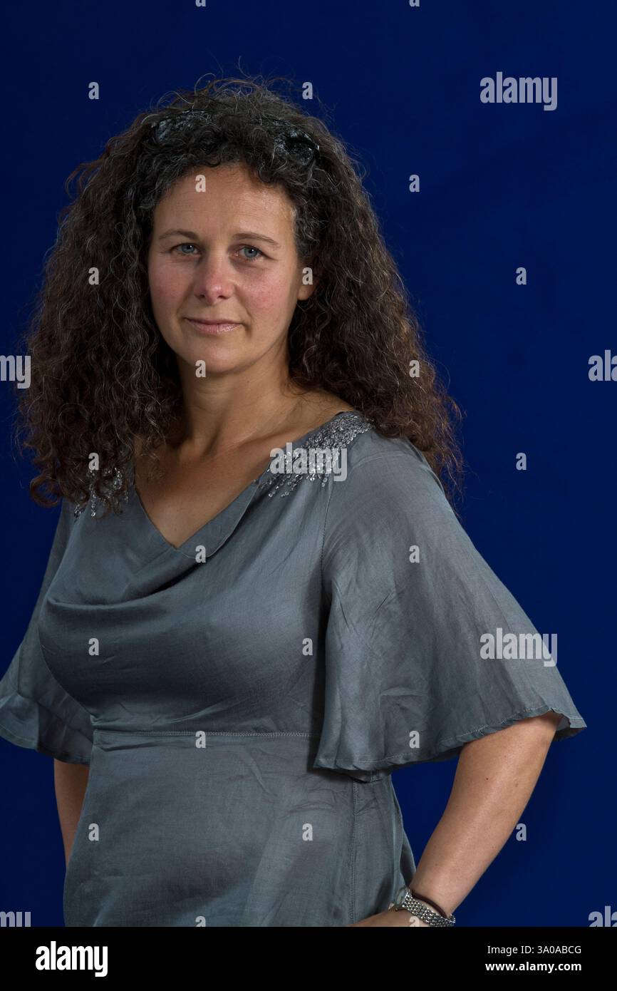 La scrittrice britannica di thriller Sara Sheridan, nella foto al Festival internazionale del libro di Edimburgo, dove ha parlato del suo ultimo libro intitolato "Brighton Belle". L'evento di tre settimane è il più grande festival letterario del mondo e si tiene durante l'annuale Festival di Edimburgo. L'evento del 2012 ha visto la partecipazione di oltre 500 autori provenienti da tutto il mondo. Foto Stock