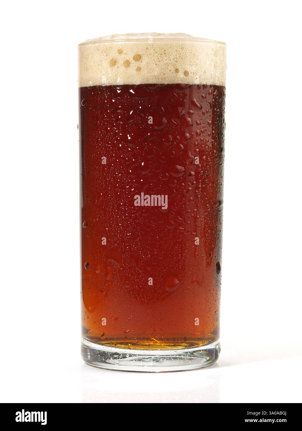 Alt birra su sfondo bianco Foto Stock
