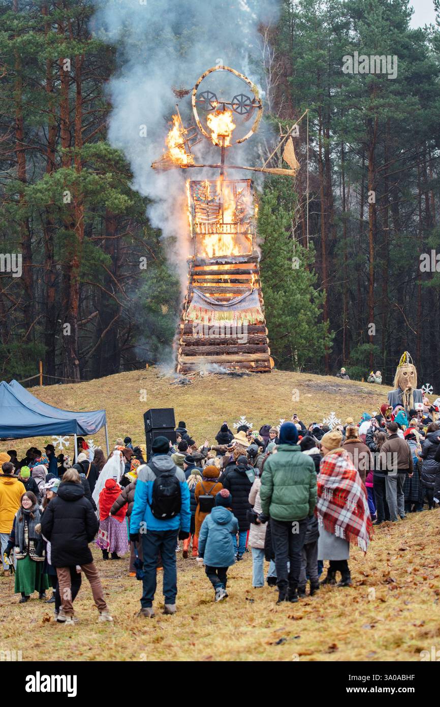 Tradizionale falò di un grande burattino in fiamme a Rumsiskes, in Lituania, durante Uzgavenes, un festival popolare lituano Foto Stock