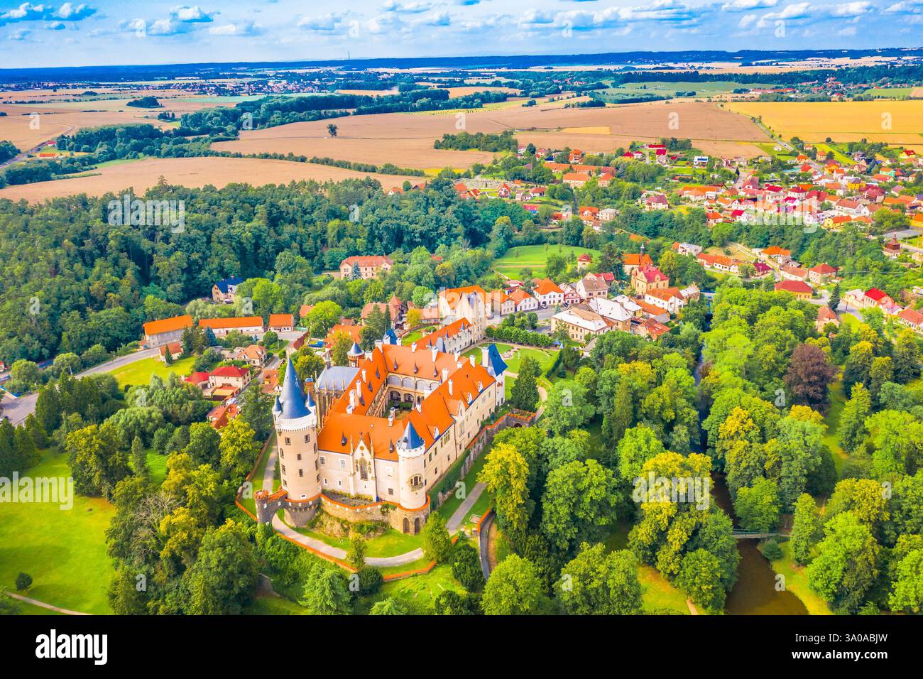 Pittoresco paesaggio intorno al castello di Zleby con il fiume che scorre, Repubblica Ceca Foto Stock