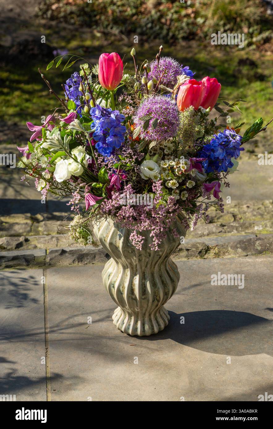 Natura, piante, fiori, mazzo di fiori colorati, bouquet di compleanno, tulipani, allium, Clematis, Delphinium, salice, salice caprea, carota selvatica, Daucus carota, erba Foto Stock