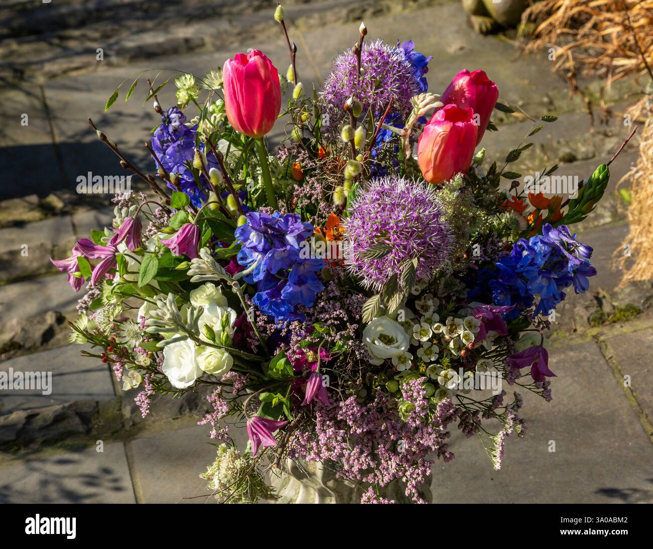 Natura, piante, fiori, mazzo di fiori colorati, bouquet di compleanno, tulipani, allium, Clematis, Delphinium, salice, salice caprea, carota selvatica, Daucus carota, erba Foto Stock