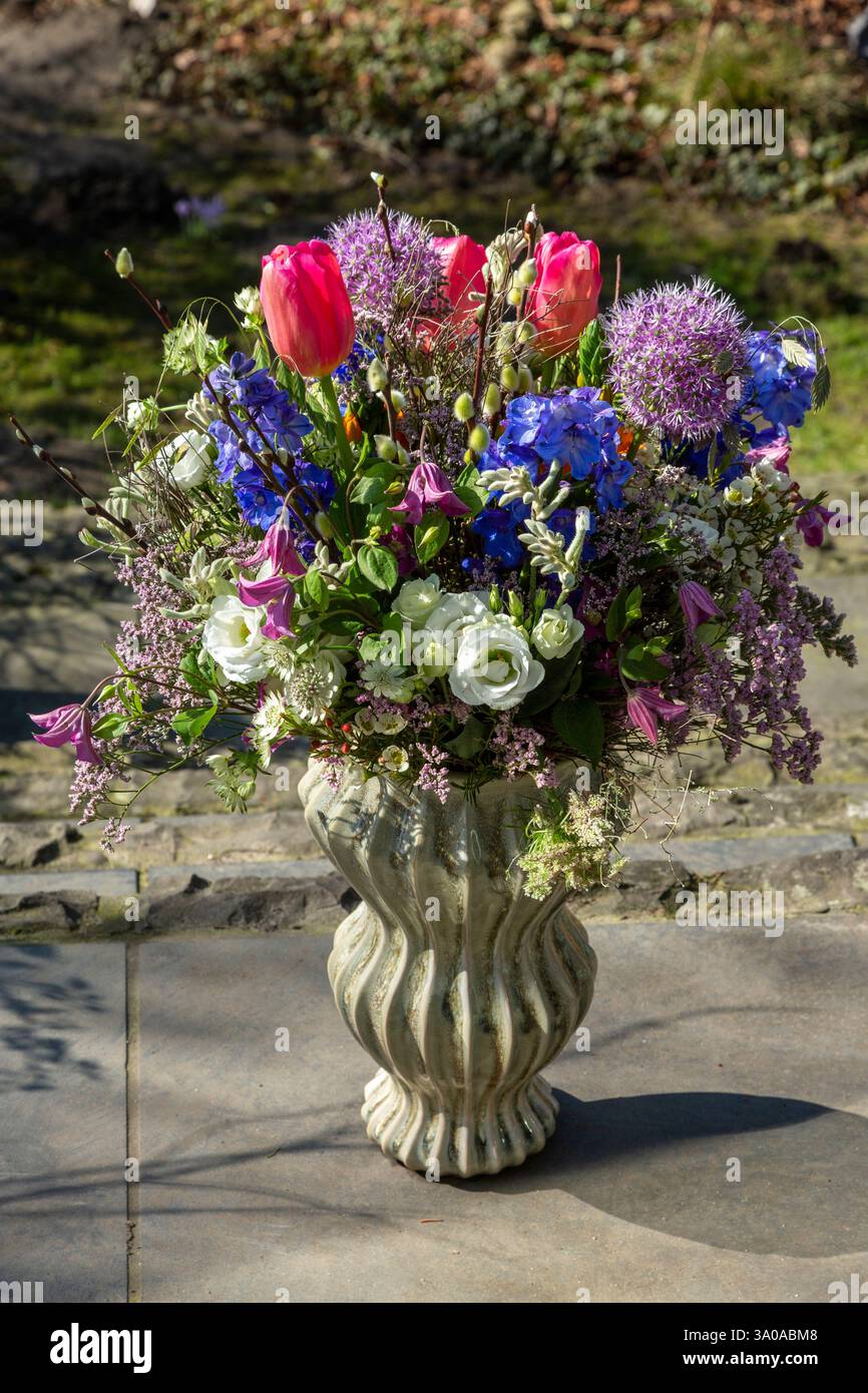 Natura, piante, fiori, mazzo di fiori colorati, bouquet di compleanno, tulipani, allium, Clematis, Delphinium, salice, salice caprea, carota selvatica, Daucus carota, erba Foto Stock