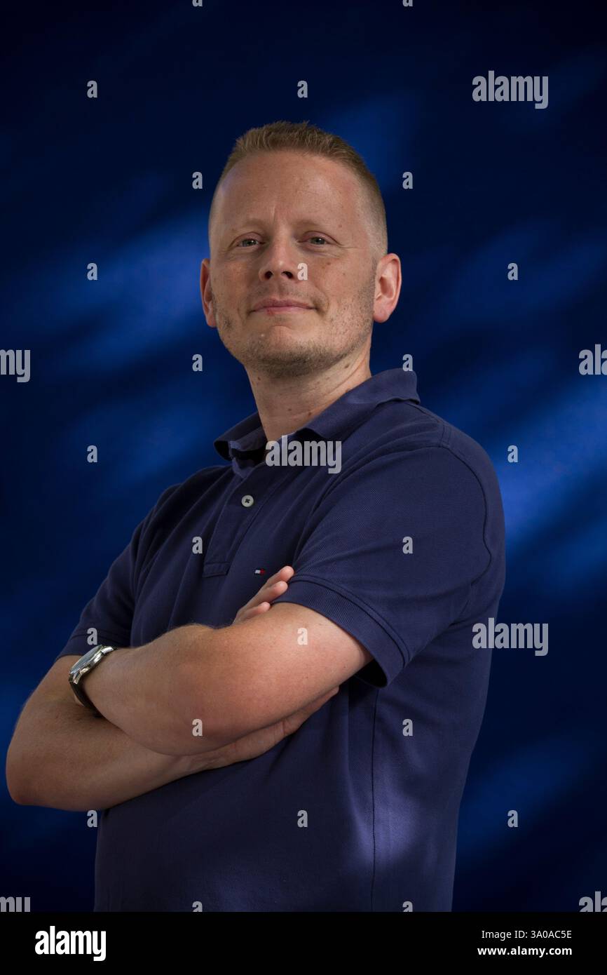 Patrick Ness, pluripremiato autore britannico, nella foto al Festival internazionale del libro di Edimburgo, dove ha parlato della sua ultima storia intitolata "A Monster Calls". L'evento di tre settimane è il più grande festival letterario del mondo e si tiene durante l'annuale Festival di Edimburgo. L'evento del 2012 ha visto la partecipazione di oltre 500 autori provenienti da tutto il mondo. Foto Stock