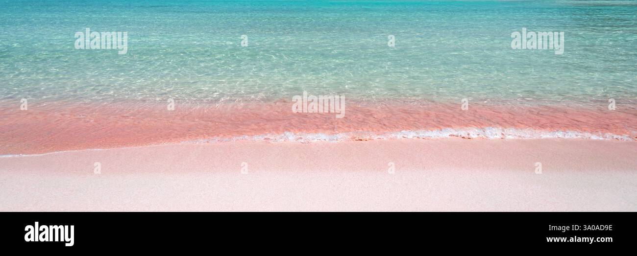 Sabbia rosa sulla spiaggia di Balos, isola di Gramvousa vicino a Kissamos a Creta, paesaggio panoramico, sfondo per le vacanze al mare e banner web estivo Foto Stock