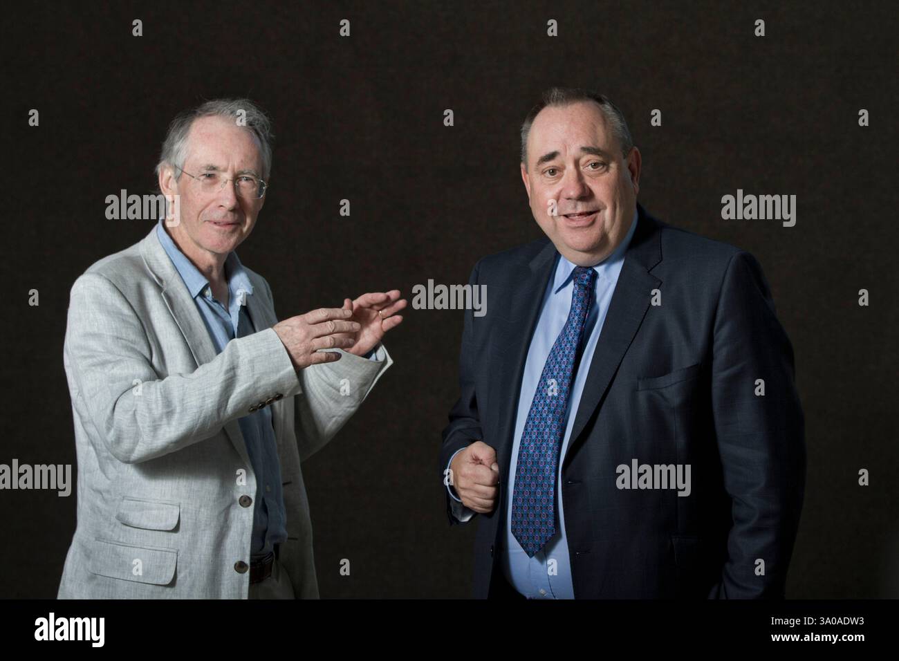 Il primo ministro scozzese, Alex Salmond MSP (a destra), nella foto al Festival Internazionale del libro di Edimburgo, dove è apparso in un evento speciale con il romanziere inglese Ian McEwan che parla di vita oltre la politica. L'evento di tre settimane è il più grande festival letterario del mondo e si tiene durante l'annuale Festival di Edimburgo. L'evento del 2012 ha visto la partecipazione di oltre 500 autori provenienti da tutto il mondo. Foto Stock