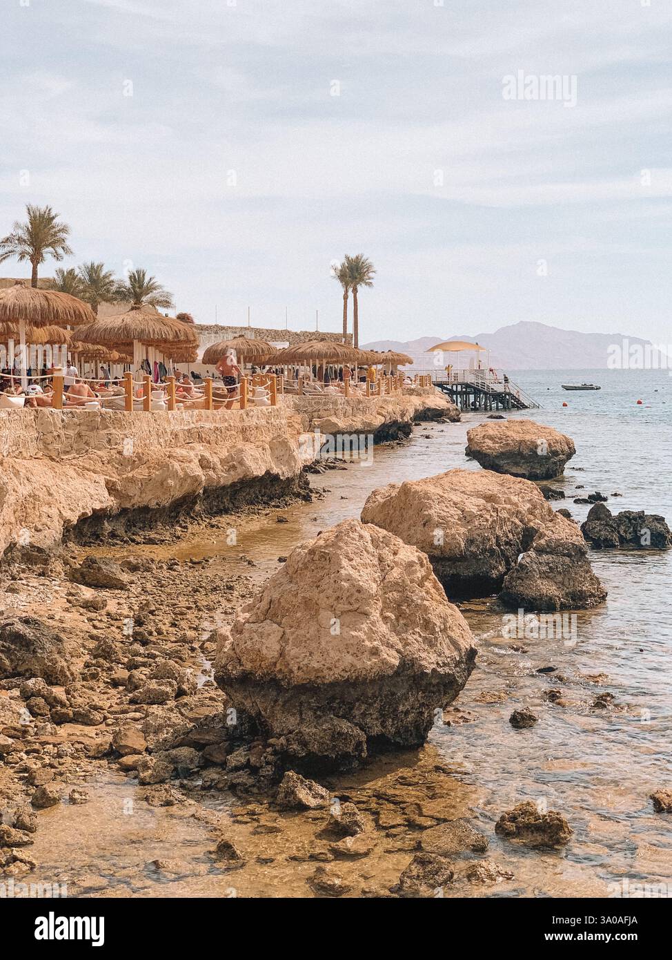 Una splendida foto della spiaggia di Sharm El Sheikh, Egitto, con acque turchesi cristalline, sabbia dorata e una costa tranquilla. - Immagine stock catturata con smartphone