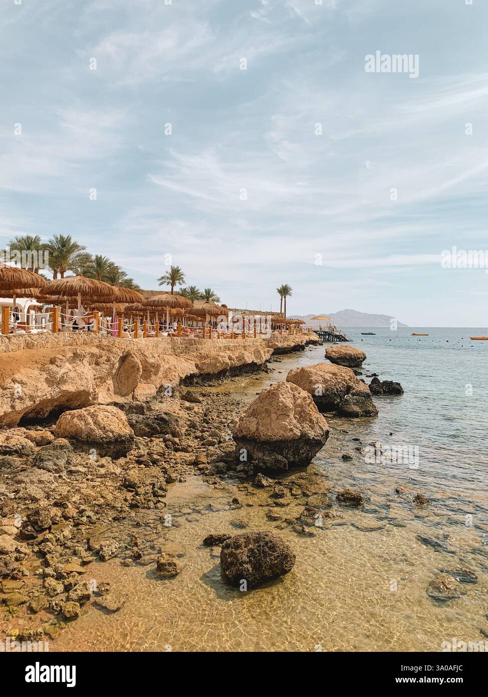 Una splendida foto della spiaggia di Sharm El Sheikh, Egitto, con acque turchesi cristalline, sabbia dorata e una costa tranquilla. - Immagine stock catturata con smartphone