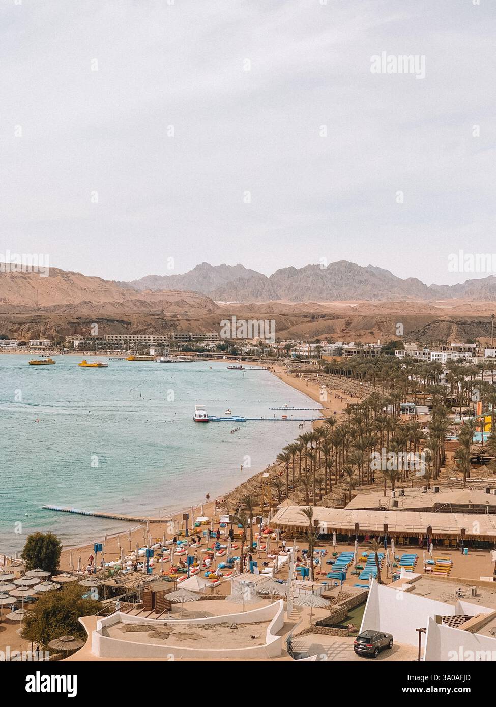 Una splendida foto della spiaggia di Sharm El Sheikh, Egitto, con acque turchesi cristalline, sabbia dorata e una costa tranquilla. - Immagine stock catturata con smartphone