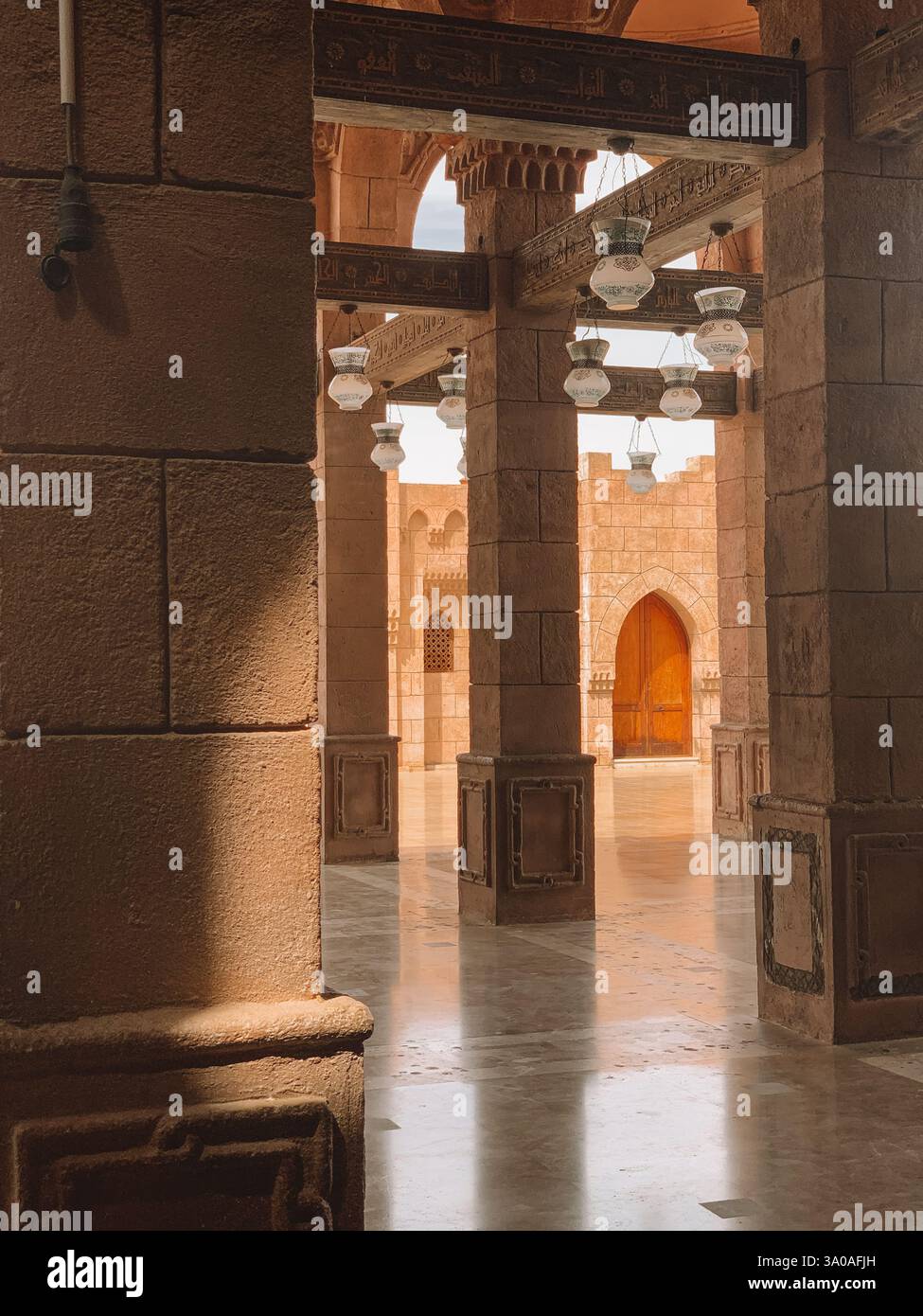 Una foto dettagliata della facciata di una moschea a Sharm El Sheikh, Egitto, che mette in evidenza la splendida architettura islamica con intricati motivi geometrici. - Immagine stock catturata con smartphone