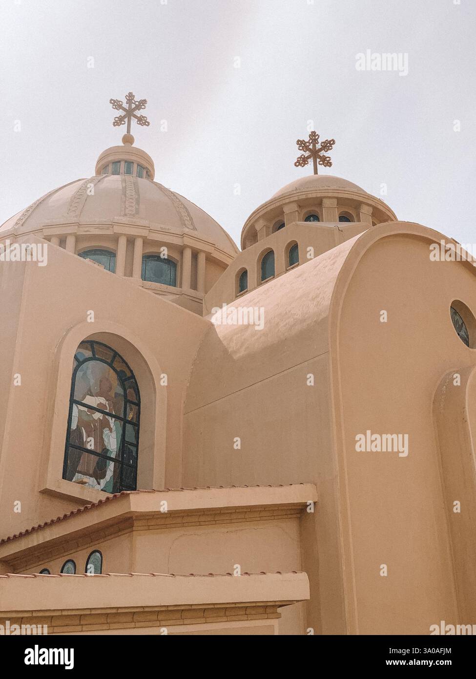 Una foto dettagliata della facciata di una chiesa a Sharm El Sheikh, Egitto, che mostra intricati dettagli architettonici su un cielo azzurro. - Immagine stock catturata con smartphone
