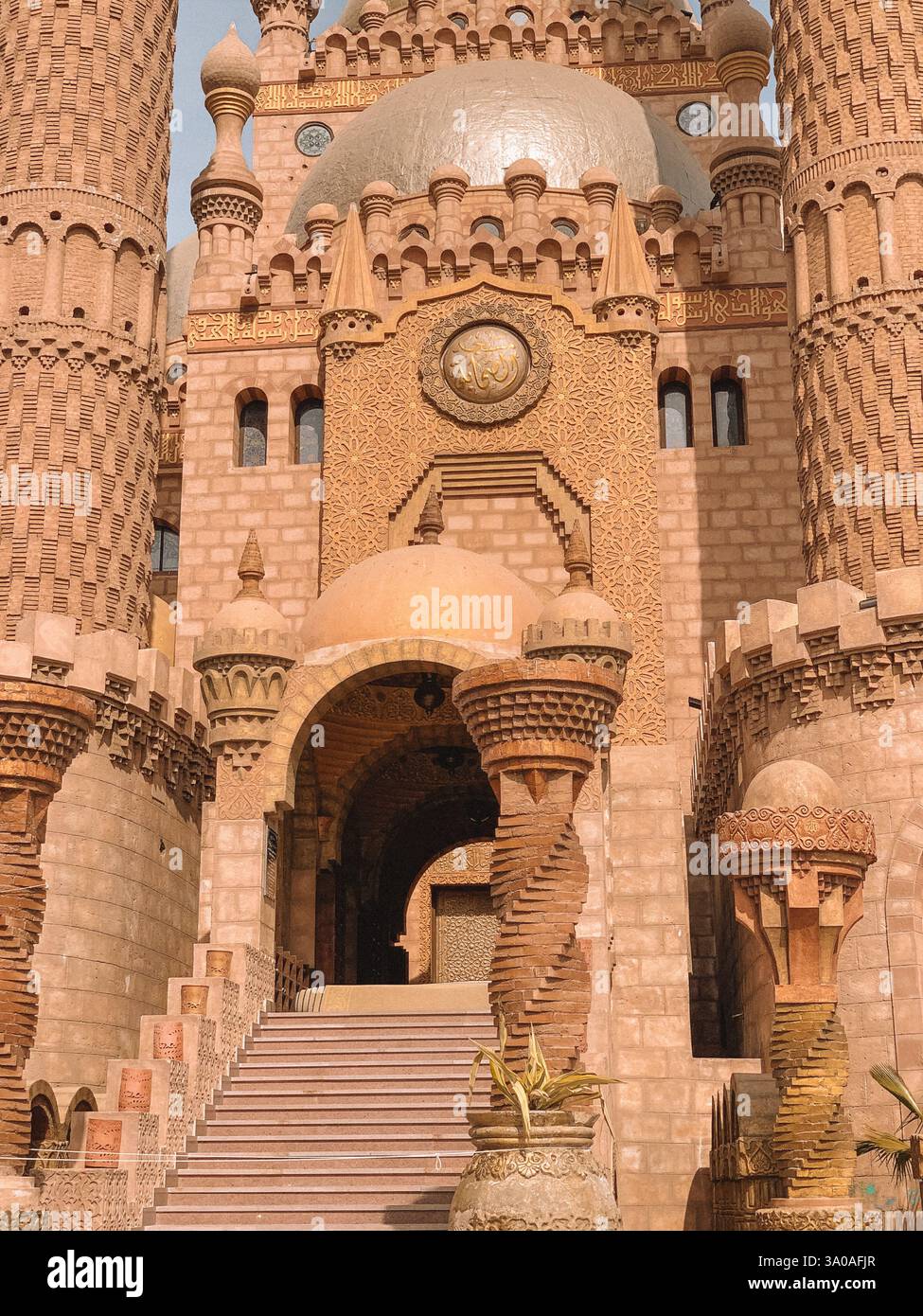 Una foto dettagliata della facciata di una moschea a Sharm El Sheikh, Egitto, che mette in evidenza la splendida architettura islamica con intricati motivi geometrici. - Immagine stock catturata con smartphone