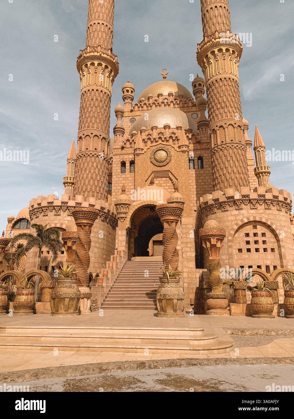Una foto dettagliata della facciata di una moschea a Sharm El Sheikh, Egitto, che mette in evidenza la splendida architettura islamica con intricati motivi geometrici. - Immagine stock catturata con smartphone
