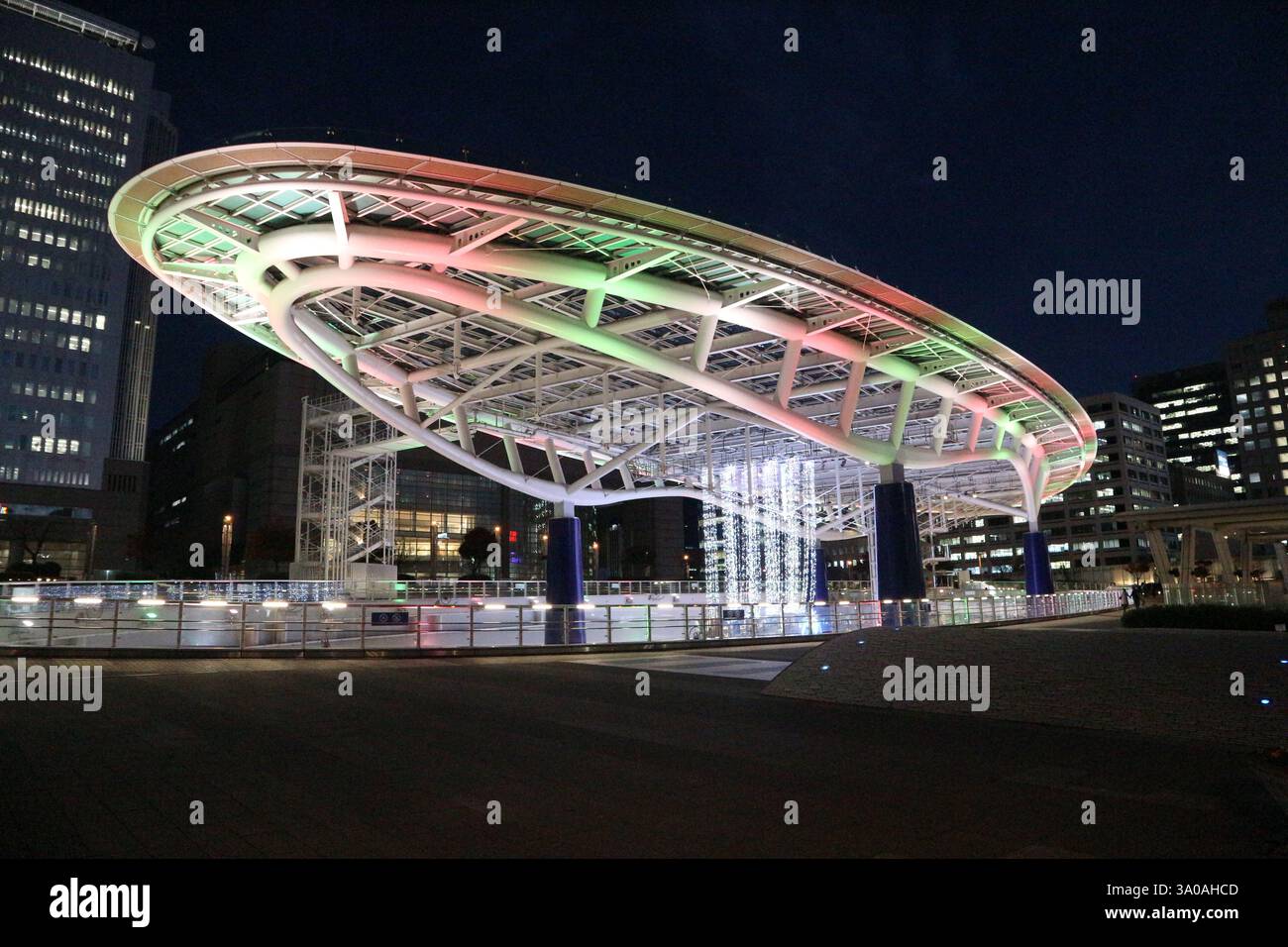Il futuristico edificio Oasis 21 che illumina i cieli notturni di Nagoya. Foto Stock